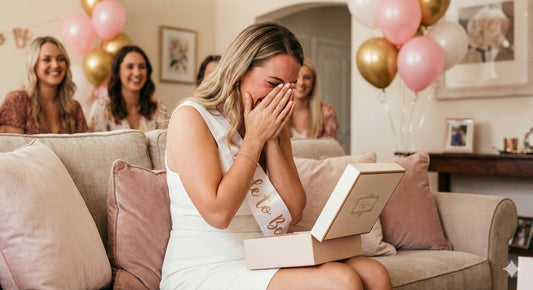 Dāvanas vecmeitu ballītei: Top idejas, kas liks līgavai nosarkt