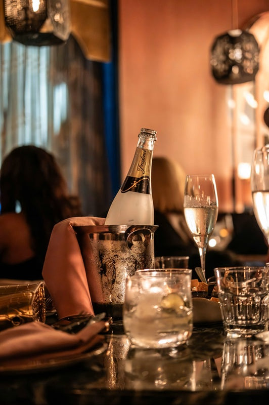 Kā sarīkot neaizmirstamu randiņu mājās (bez televizora un telefoniem)