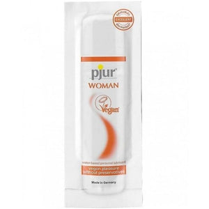 Pjur Woman Vegan Water-Based Lubricant 2ml kotike, mõeldud naistele, 100% vegan, parabeenivaba, sobib kondoomidele ja mänguasjadele.