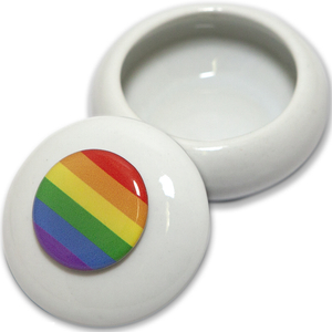 PRIDE – ÜMAR JUVEELIKAPT LGBT-LIPU UHKUSEGA