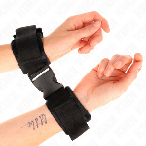KINK - NYLON BIND HOOK&LOOP WRIST RESTRAINTS RED-BLACK MODEL 1 AJDUSTABLE 25-35 CM X 6 CM - LoveYou.lv