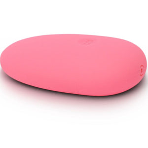 JE JOUE'i Pink Pebble kliti vibraatorstimulaator, millel on elegantne ja sile disain isikliku naudingu suurendamiseks.